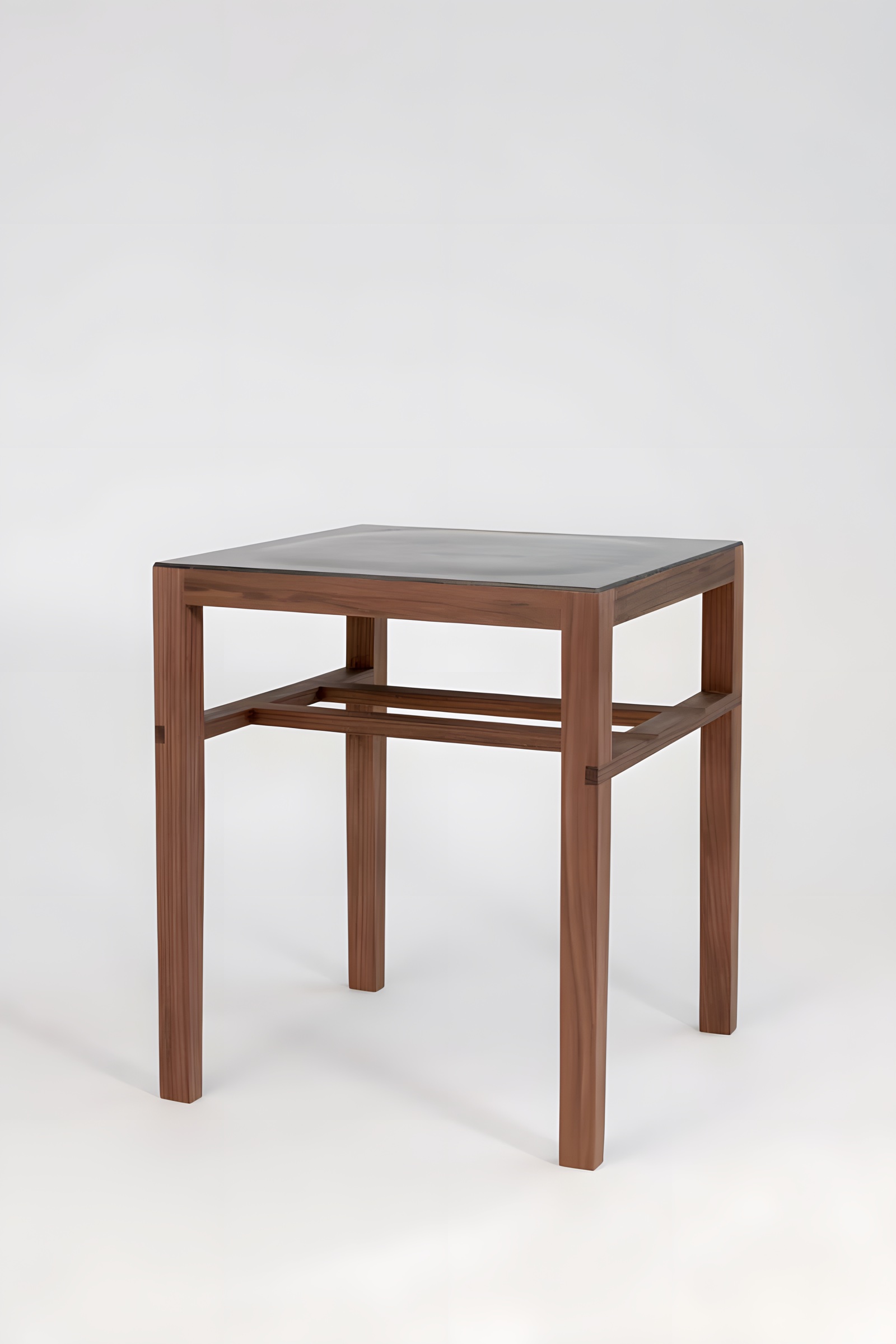 Walnuss-Hocker mit vegetabil gegerbtem Lederbezug — Zimmerhackl